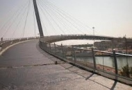 La draga impatta col Ponte del Mare mentre c'erano ciclisti e pedoni