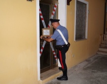 I sigilli posti da un carabiniere fuori la porta dell'appartamento